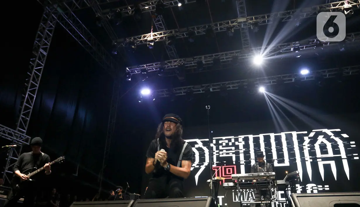 Penampilan Dewa 19 feat Ello sukses membuat penonton untuk ikut bernyanyi bersama. (Liputan6.com/Herman Zakharia)