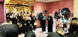 SMARA menghadirkan spektrum warna hitam yang beragam mulai dari charcoal, sheer black, hingga deep black (Sumber: Fimela)