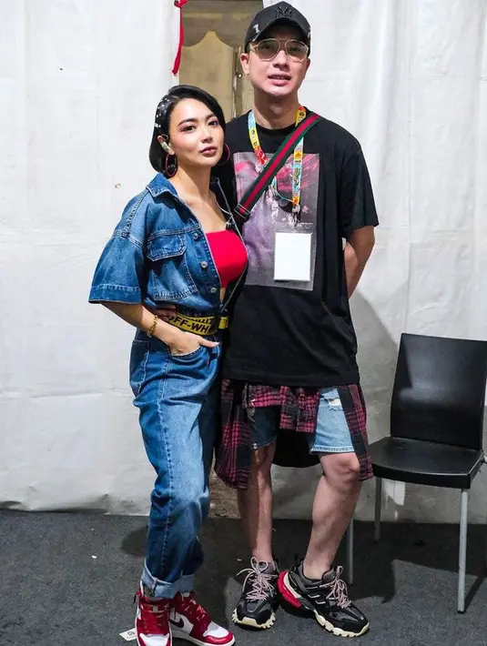 "Lumayan bawa bodyguard gratis," tulis Wika Salim di caption unggahannya. (instagram.com/wikasalim/maxadamkamil)