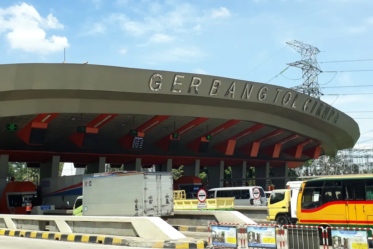 Keramaian pintu gerbang tol Cikupa, Tangerang. Diprediksi kepadatan akan terjadi naik 7-8 persen dibanding 2017 saat libur Natal dan Tahun Baru.