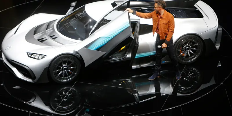 Lewis Hamilton Kenalkan Hypercar Berteknologi F1 Pertama di Dunia