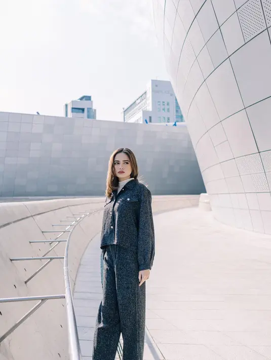 Pesonanya yang tak kalah dengan eonnie Korea Selatan yang seringkali bergaya chic, Syifa Hadju kali ini tampil dengan one set look. Atasan lengan panjang dipadu dengan celana panjang bernuansa abu-abu, dipadukan dengan turtleneck cokelat muda sebagai inner. [Foto: Instagram/syifahadju]