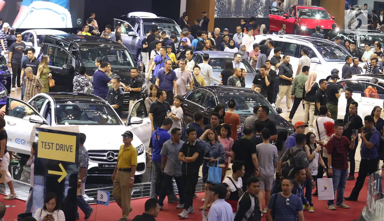 Pengunjung memadati area pameran Gaikindo Indonesia International Auto Show (GIIAS) 2019 di ICE BSD, Tangerang, Sabtu (20/7/2019). Akhir pekan dimanfaatkan warga untuk mengunjungi pameran otomotif GIIAS 2019 terlihat dari padatnya pengunjung di setiap stan. (Liputan6.com/Angga Yuniar)