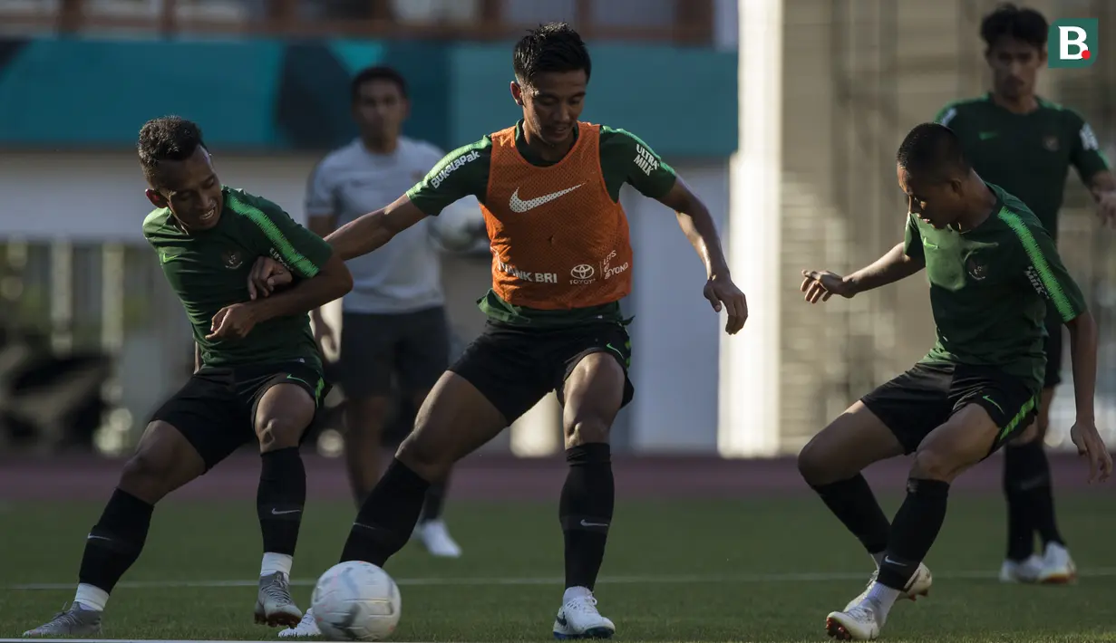 Pemain Timnas Indonesia, Bayu Pradana, berusaha melewati Irfan Jaya saat latihan di Stadion Wibawa Mukti, Jawa Barat, Senin (10/9/2018). Latihan ini persiapan jelang laga uji coba melawan Mauritius. (Bola.com/Vitalis Trisna)