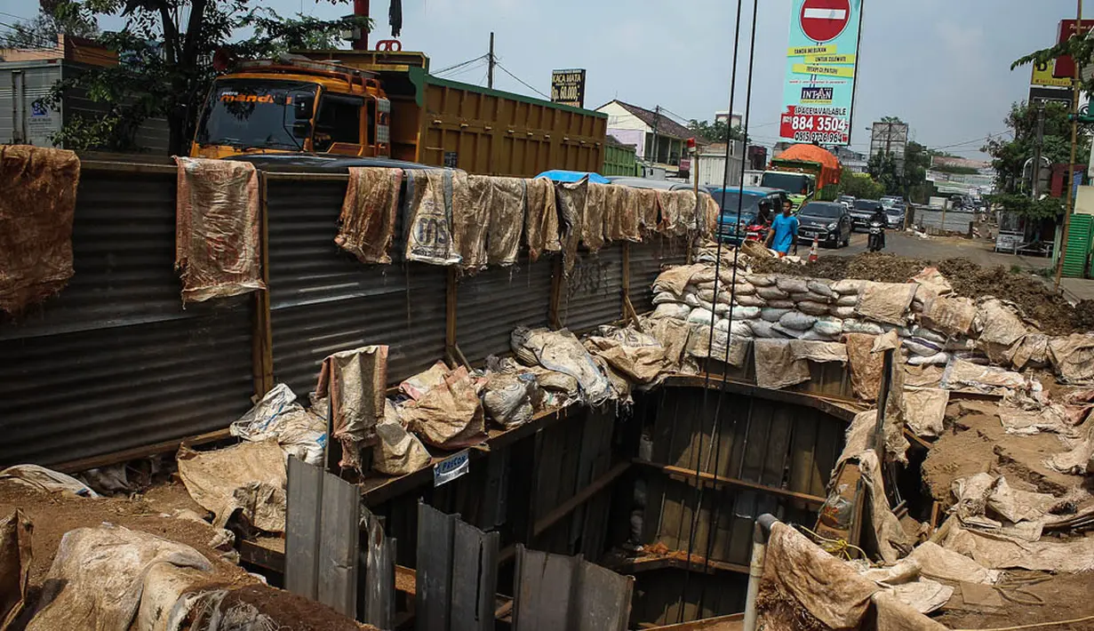 Proyek galian tersebut tampak hanya ditutupi seng ala kadarnya, Jakarta. Foto diambil pada Senin (10/11/2014). (Liputan6.com/Faizal Fanani)    