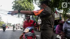 Petugas mengarahkan pengendara motor saat Razia Protokol Kesehatan di kawasan Kebayoran Lama, Jakarta, Selasa (19/10/2021). Razia PPKM Level 3 kerap dilakukan demi memutus rantai penyebaran covid 19, dengan sanksi denda Rp 100.000 dan sanksi sosial seperti menyapu jalan. (Liputan6.com/Johan Tallo)