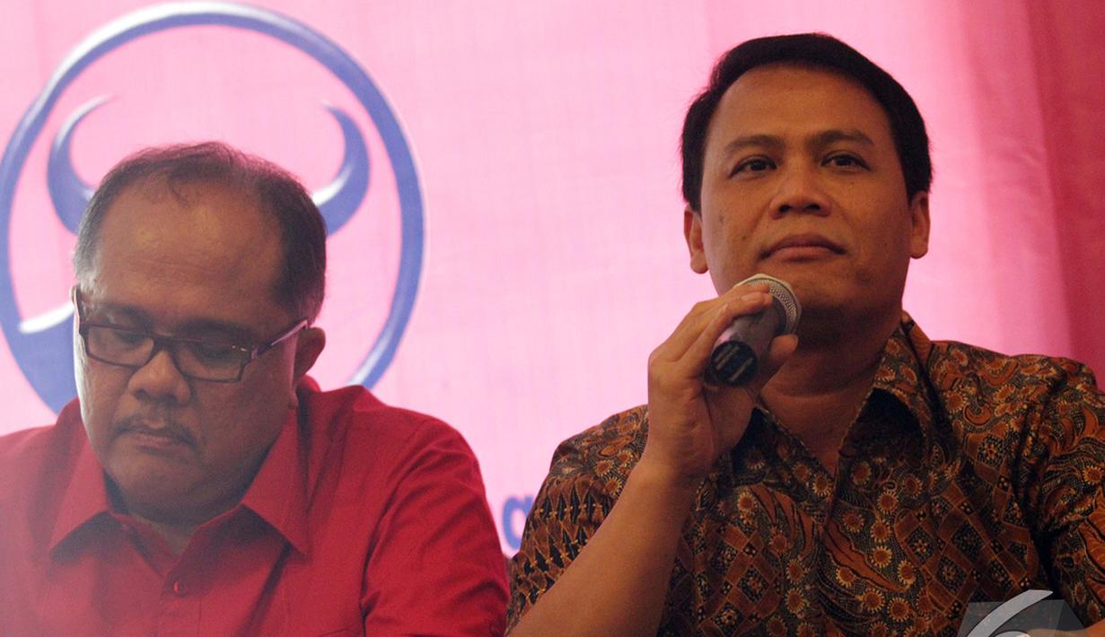 Achmad Basarah (kanan) saat memberikan keterangan terkait peluncuran buku 'Bersama Jokowi Mengawal Penegakan Hukum', Jakarta, Selasa (30/12/2014). (Liputan6.com/Faizal Fanani)