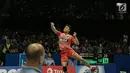 Ganda Campuran Indonesia, Tontowi Ahmad berusaha memukul kok saat laga melawan Tan Kian Meng/Lai Pei Jing (Malaysia) di perempat final Indonesia Open 2017 di Jakarta, Jumat (16/6). Tontowi/Liliyana menang 21-18 21-16. (Liputan6.com/Faizal Fanani)