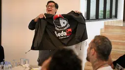 Kehadiran geng ini langsung menarik perhatian publik, terutama karena anggota-anggotanya dikenal dengan karakter humoris mereka. Bahkan, Andre sempat memamerkan jaket geng yang sudah ada logo dan tulisan Bedain. Aktivitas mereka nantinya juga akan diunggah lewat Instagram @bedain_official. (Liputan6.com/IG/@andreastaulany)