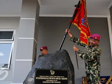 Komandan Korps Marinir Mayjen TNI Buyung Lalana (kedua kanan) menancapkan Tunggul Batalyon saat peresmian markas baru Batalyon Intai Amfibi - 2 Korps Marinir, Jakarta, Jum'at (26/6/2015). (Liputan6.com/Andrian M Tunay)