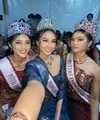 Yasina juga mengenakan mahkota kehijauan, serta kalung keemasannya. Makin memesona dengan makeup naturalnya. [@yasintaaurel]