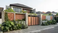 7 Inspirasi Rumah dengan Pagar Warna Terracotta yang Terlihat Hangat dan Elegan