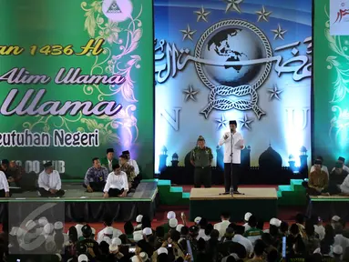 Presiden Jokowi (tengah) memberikan sambutan saat mengikuti Istighosah Nahdlatul Ulama (NU) di Masjid Istiqlal, Jakarta, Minggu (14/6). Istighosah tersebut diadakan untuk menyambut bulan Ramadan 1436 H. (Liputan6.com/Helmi Afandi)