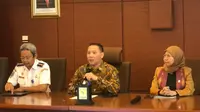 Deputi Bidang Koordinasi Infrastruktur dan Transportasi, Kemenko Marves Rachmat Kaimuddin dan Direktur Retail dan Niaga, PT PLN (Persero), Edi Srimulyanti dalam Konferensi Pers Persiapan SPKLU Menjelang Mudik Lebaran, Kamis (4/4/2024). (Tira/Liputan6.com)