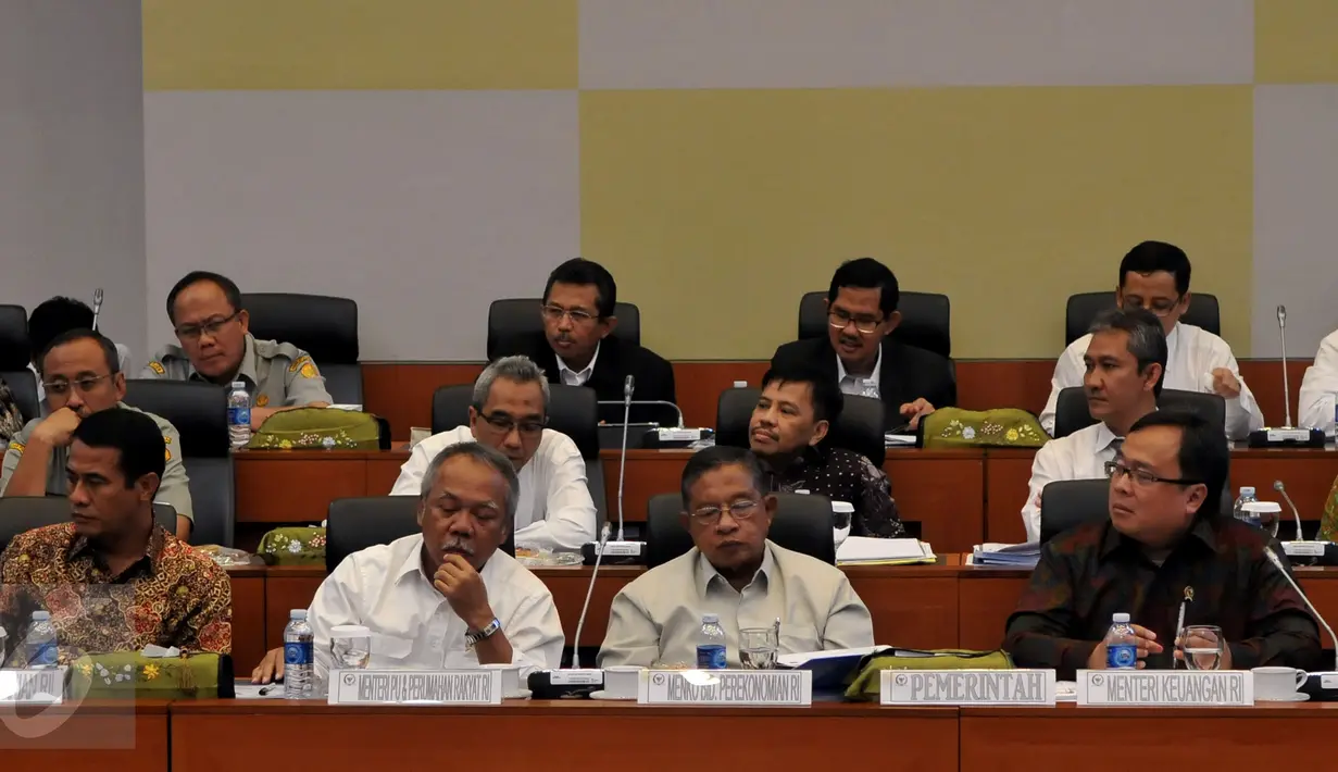 Menko Perekonomian Darmin Nasution (kedua kanan) dan Menteri Pertanian Amran Sulaiman (kedua kiri)  mengikuti raker dengan Badan Anggaran DPR di Kompleks Parlemen Senayan, Jakarta, Senin (7/9). Rapat itu membahas RUU APBN 2016.(Liputan6.com/Johan Tallo)