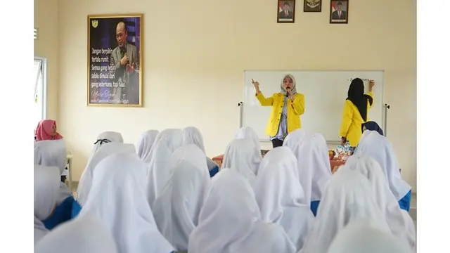 6 Potret Jialyka Maharani, Anggota DPD Termuda yang Pimpin Sidang Pelantikan