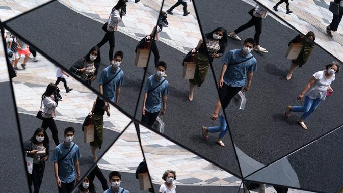 Pejalan kaki terlihat di langit-langit cermin di pusat perbelanjaan di Tokyo (11/6/2020). Cuaca panas terus berlanjut di wilayah metropolitan karena suhunya diperkirakan akan naik menjadi 31 derajat Celsius (87,8 derajat Fahrenheit), menurut biro meteorologi Jepang. (AP Photo/Eugene Hoshiko)