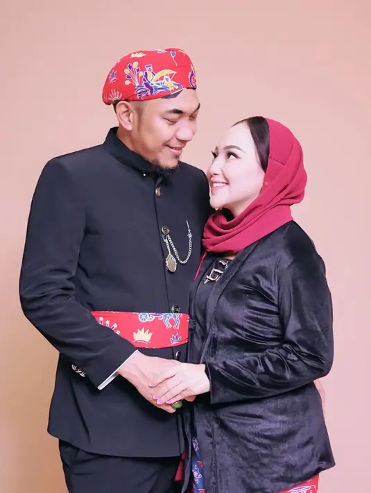 Saat mendengar keinginan sang suami, Mpok Alpa pun meminta suami untuk bersabar, karena ingin menyiapkan mental untuk kembali mempunyai momongan. Meski jarang tersorot, Aji merupakan sosok suami yang selalu mendukung karier sang istri. Keduanya sudah melewati masa pernikahan selama 8 tahun. (Liputan6.com/IG/@jie.langit)