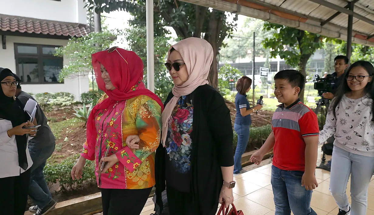 Dengan mengenakan topi, serta penutup kepala, Ridho tak banyak bicara. Ia berjalan menunduk dikawal beberapa pria bertubuh kekar. Sekitar dua puluh menit kemudian, terlihat beberapa keluarga menyusul di kantor BNN. (Nurwahyunan/Bintang.com)