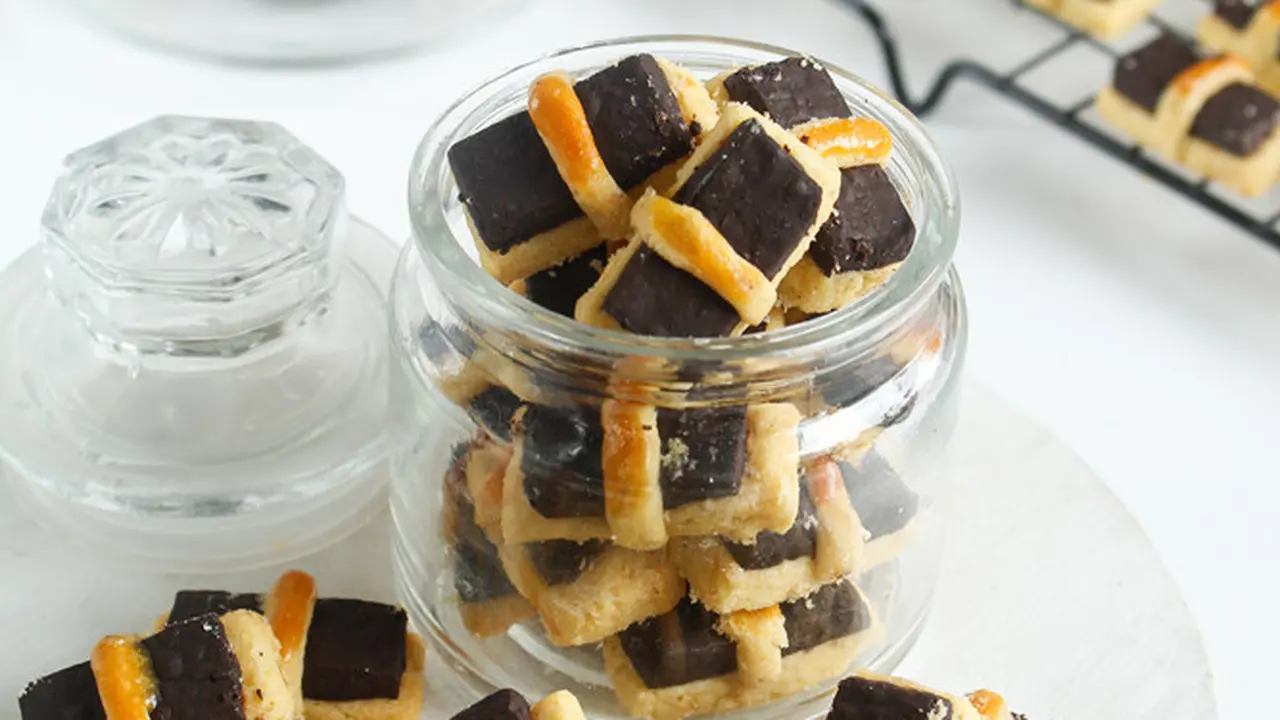 kue kering stik coklat