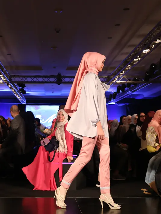 Para model profesional pun melenggang di atas catwalk Indonesian Fashion Week.  (Andy Masela/Bintang.com)