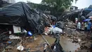 Petugas penyelamat dan warga mencari korban di lokasi runtuhnya tembok di Mumbai, India (2/7/2019). Sedikitnya 15 orang tewas dan 69 orang lainya luka ketika sebuah tembok runtuh saat hujan lebat monsun. (AFP Photo/Punit Paranjpe)