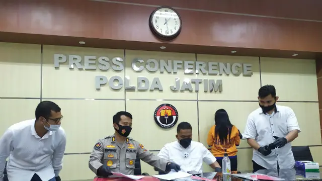 Ditreskrimum Polda Jatim tangkap seorang muncikari berinisial JR (41) di Sidoarjo, Jawa Timur. (Foto: Dok Istimewa)