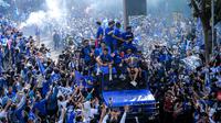 Tim dan ofisial Persib Bandung menyapa warga saat konvoi juara BRI Super League 2025/2026 di Bandung, Jawa Barat, Minggu (24/5/2026). (Bola.com/Bagaskara Lazuardi)