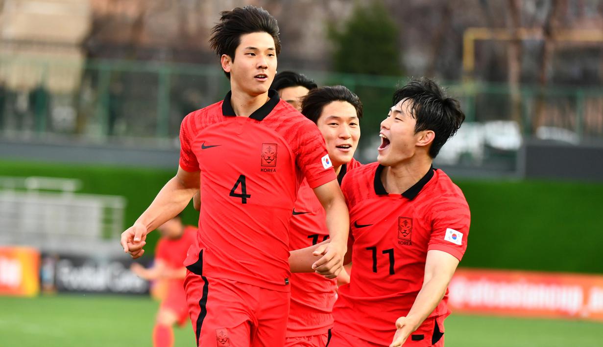 Selebrasi pemain Korea Selatan U-20, Choi Seok-hyun setelah mencetak gol ketiga ke gawang China U-20 pada laga perempatfinal Piala Asia U-20 2023 di JAR Stadium, Tashkent, Uzbekistan, Minggu (12/3/2023). (AFC/Adam Aidil)