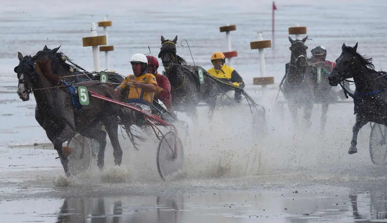 Para peserta pacuan kuda di Wadden Race,Lower Saxony, Jerman, Minggu (12/7/2015). Gelaran Wadden Race diselenggarakan di tepi timur Laut Utara Eropa bagian barat laut. (REUTERS/Fabian Bimmer)