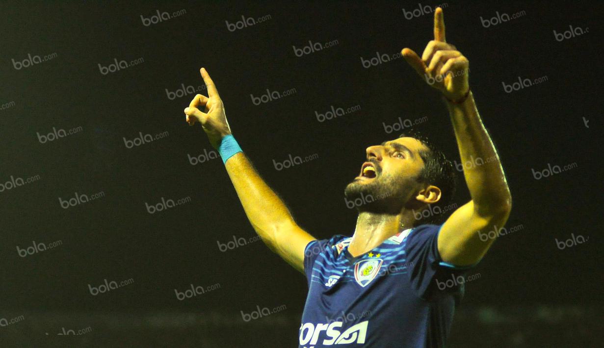 Ekspresi kegembiraan Srdan Lopicic seusai menjebol gawang Bhayangkara Surabaya United dalam laga Torabika Soccer Championship 2016 di Stadion Kanjuruhan, Malang, Minggu (15/5/2016). Arema unggul 3-0 atas Bhayangkara SU. (Bola.com/Iwan Setiawan)