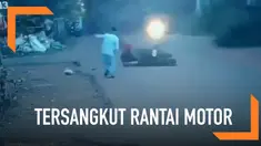 Seorang wanita jatuh dan sempat terseret motor lantaran bajunya yang menjuntai tersangkut rantai motor.