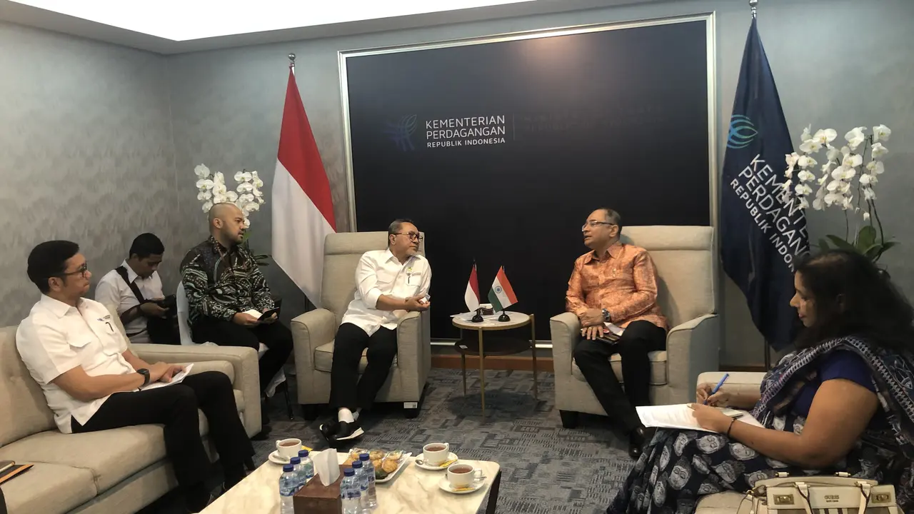 Menteri Perdagangan (Mendag) Zulkifli Hasan bertemu dengan dengan Dubes India untuk Indonesia Sandeep Chakravorty di Kantor Kementerian Perdagangan, Senin (6/11/2023). (Elza/Liputan6.com)