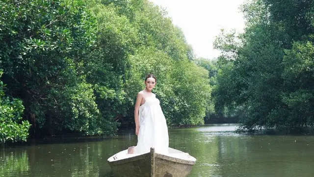 Tampilan Amanda Manopo di Atas Perahu. [@winstongomez]