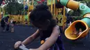 Anak-anak bermain di RPTRA Bhineka Jakarta Selatan, Sabtu (30/7/2022). Selain menjadi alternatif mengisi libur bersama keluraga, taman juga menjadi ruang bagi warga untuk berinteraksi sosial sekaligus mengeduksi anak untuk bermain bersama teman-teman dengan wahana yang tersedia. (Liputan6.com/Johan Tallo)jo