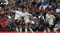 Pemain Arsenal merayakan gol Ricardo Calafiori ke gawang Manchester United pada pekan pertama Premier League 2025/2026 di Old Trafford, Minggu (17/8/2025). (AFP/Paul Ellis)
