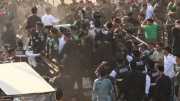 Simpatisan calon Ketua Umum PBNU KH Muhammad Yusuf Chudlori atau Gus Yusuf menggelar aksi demonstrasi di pintu akses Sidang Pleno IV Muktamar ke-35 Nahdlatul Ulama (NU) di Gedung Serba Guna, Pondok Pesantren Bahrul Ulum, Jombang, Jawa Timur, Minggu, 30 Agutus 2026. (Liputan6.com/ Ahmad Apriyono)
