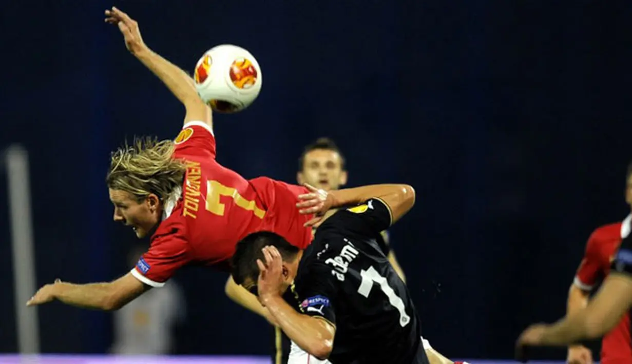 Striker PSV Eindhoven Ola Toivonen (kiri) duel udara dengan Arijan Ademi pemain FC Dinamo Zagreb pada pertandingan sepak bola Liga Eropa Grup B antara FC Dinamo Zagreb vs PSV Eindhoven di stadion Maksimir, Zagreb (07/11/13). (AFP/Stringer)