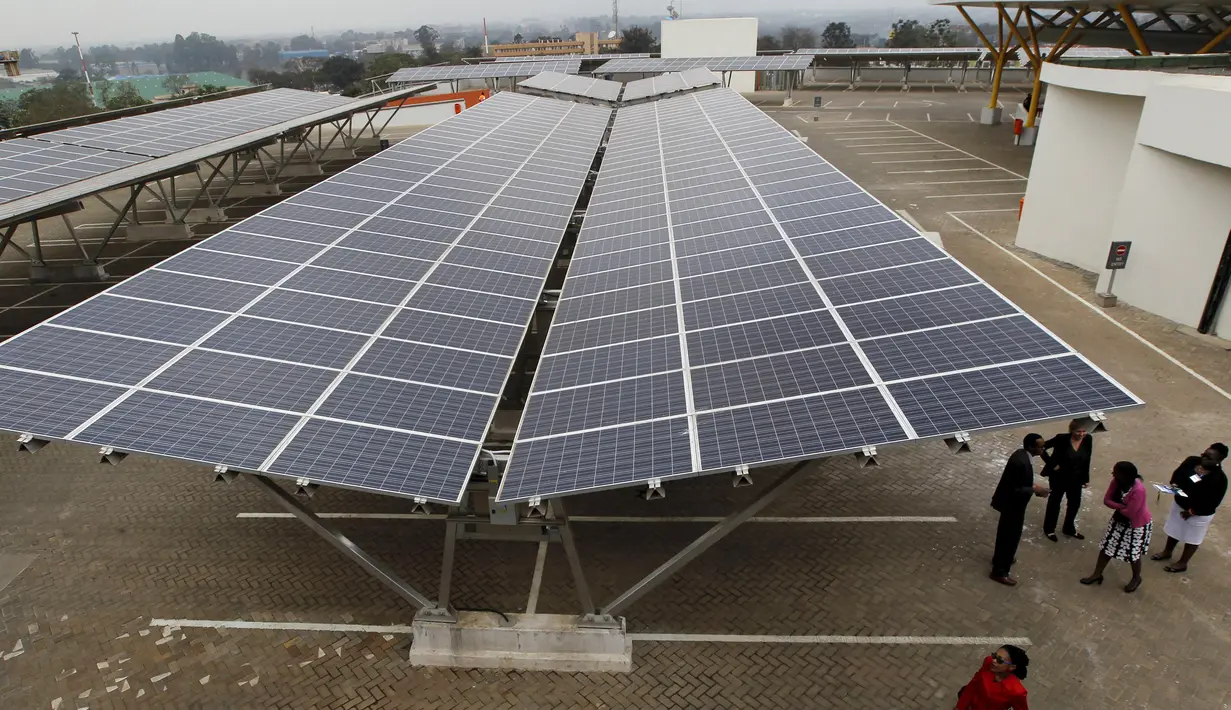 Delegasi meninjau peluncuran carport tenaga surya di pusat perbelanjaan, Kenya Nairobi, Afrika (15/9/2015). Afrika memiliki 3.300 panel surya yang menghasilkan 1.256 MWh per tahun mengurangi emisi karbon hingga 745 ton per tahun. (REUTERS/Thomas Mukoya)