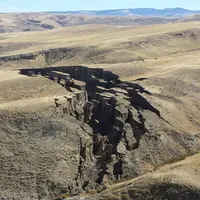 Gunung Bighorn di Amerika Serikat 'terbelah' karena munculnya retakan besar.