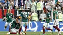 Para pemain Meksiko merayakan gol yang dicetak Hirving Lozano ke gawang Jerman pada laga Grup F Piala Dunia di Stadion Luzhniki, Moskow, Minggu (17/6/2018). Meksiko menang 1-0 atas Jerman. (AP/Antonio Calanni)