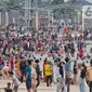Ribuan warga memadati pantai wisata Ancol, Jakarta Utara, Minggu (23/4/2023). (Liputan6.com/Angga Yuniar)