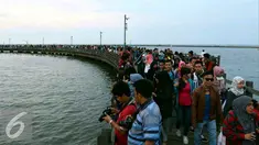 Ribuan masyarakat memadati kawasan pantai Ancol, Jakarta, Sabtu (31/12). Kawasan Ancol menjadi tempat favorit masyarakat untuk menikmati pergantian malam tahun baru 2016 menuju 2017 di Jakarta. (Liputan6.com/Angga Yuniar)
