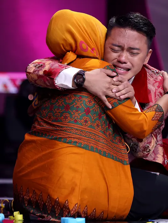 Kebahagiaan terpancar dari wajah pria berbakat ini, Danang dan ibunda pun saling berpelukan sebagai bentuk ekspresi dari rasa syukur dan bahagia mereka. Dengan peraihan juara pertama ini tentunya Danang mendapat banyak hadiah. (Andy Masela/Bintang.com)