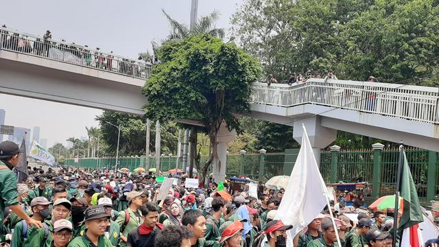 Mahasiswa dari beberapa universitas di Indonesia menggeruduk Gedung DPR RI. (Liputan6.com/Yopi Makdori)