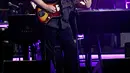 Chris Stapleton saat tampil di atas panggung MusiCares Person of The Year 2019 untuk menghormati Dolly Parton di Los Angeles Convention Center, California (8/2). (AFP Photo/Kevork Djansezian)