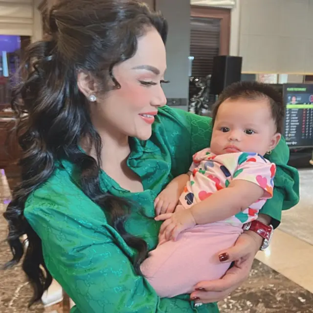 Krisdayanti momong Ameena (Instagram/krisdayantilemos)