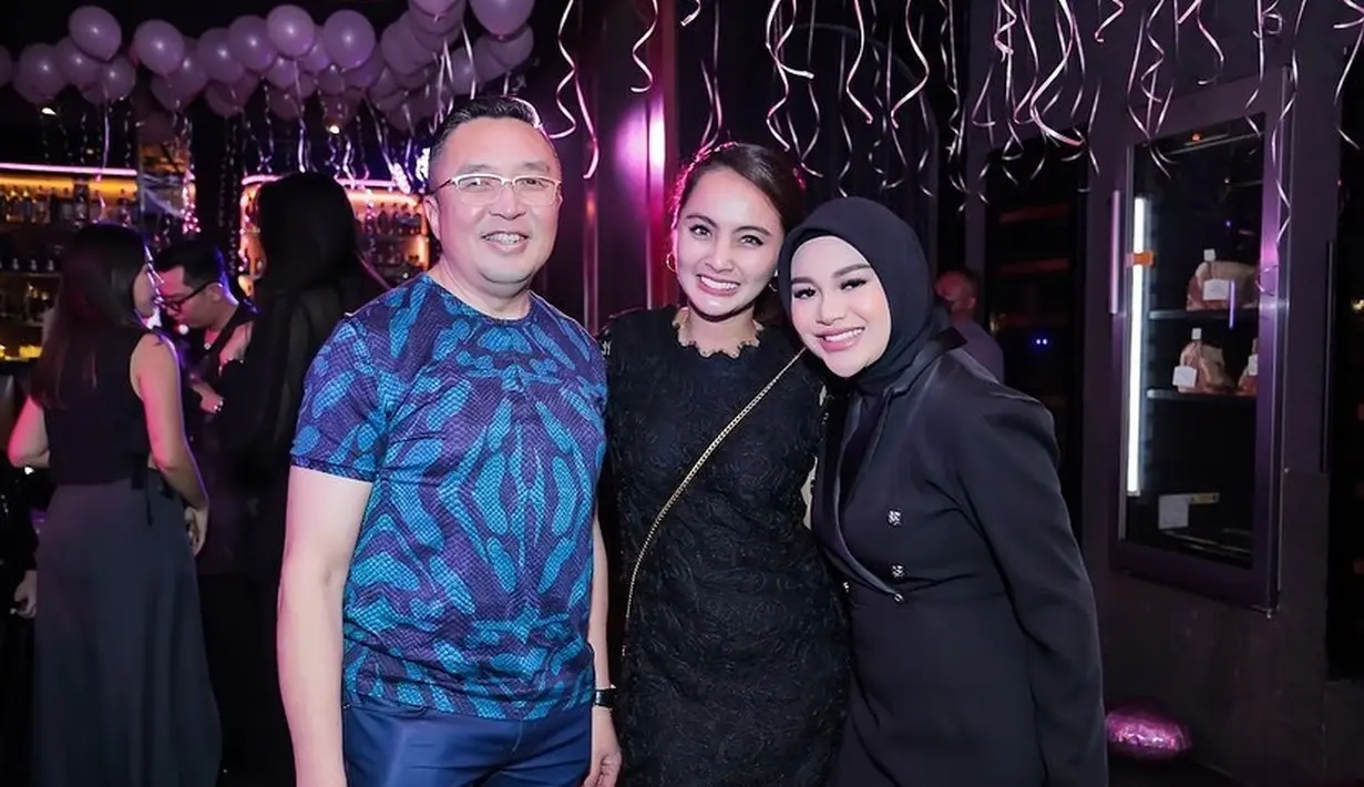 Aurel Hermansyah mengenakan blazer dan long pants serba hitam. @ollaramlan.