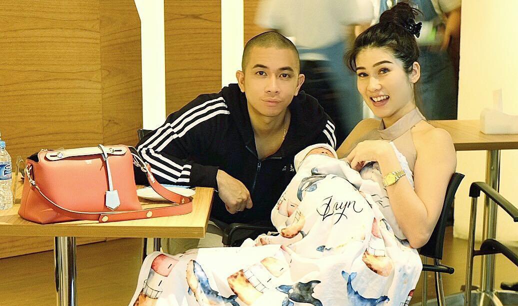 Stevianne Agnecya bersama suami dan putranya, Zayn.