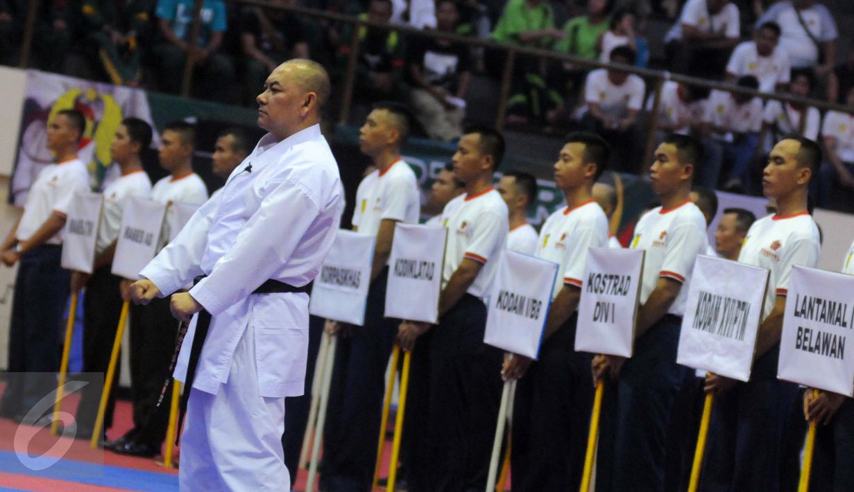 Sejumlah karateka mengikuti penutupan Kejurnas Karate Piala Panglima TNI ke-IV di GOR Mabes TNI, Jakarta, Minggu (21/8). Acara penutupan ini dihadiri Kepala Staf TNI AD, TNI AL dan TNI AU. (Liputan6.com/Helmi Afandi)